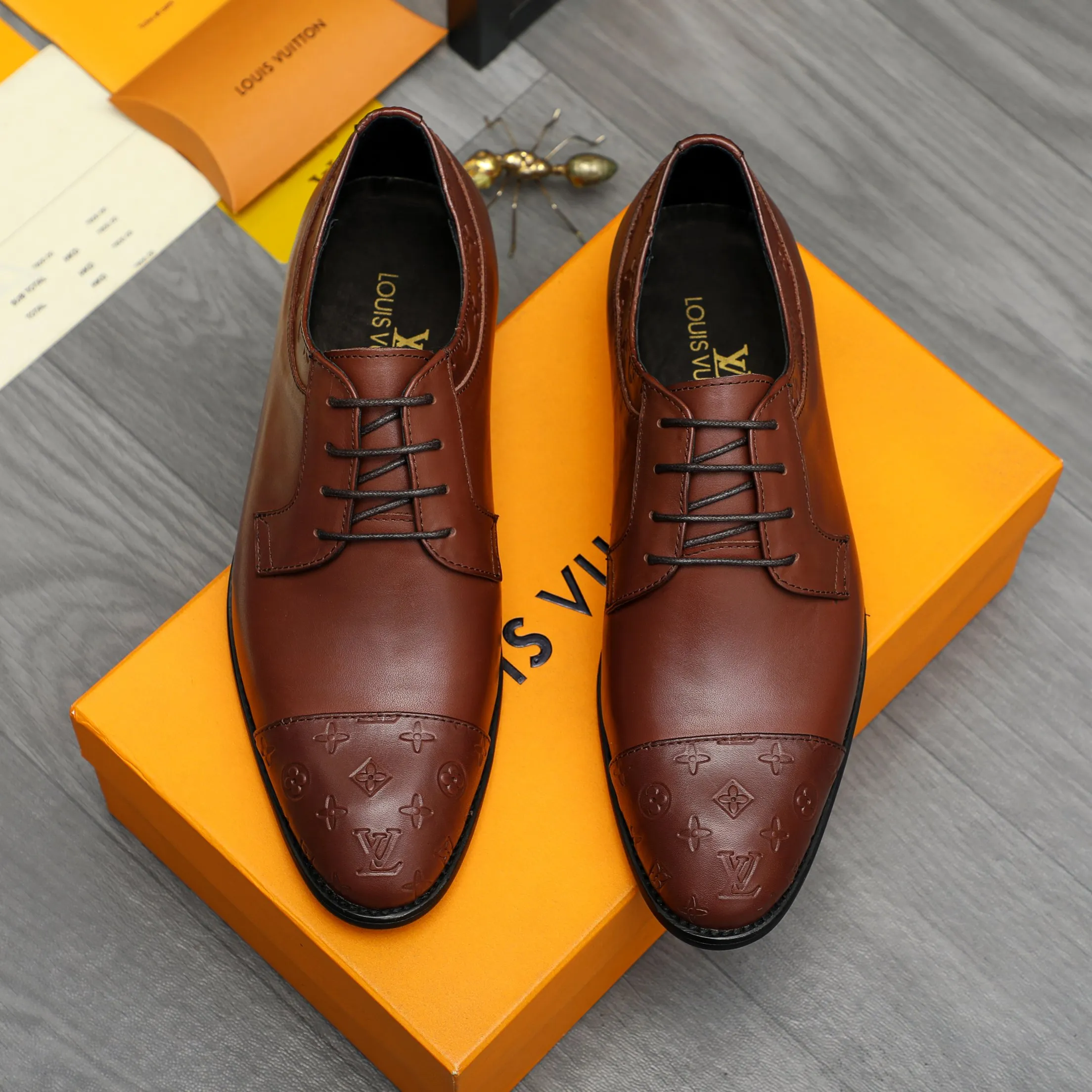 Men's shoes 💰p460 Product trademark: LV (Louis Vuitton) business lace-up leather shoes True size: 39-44 Product material: Selected high-quality cowhide stitching embossed cowhide upper, cowhide lining, original rubber outsole